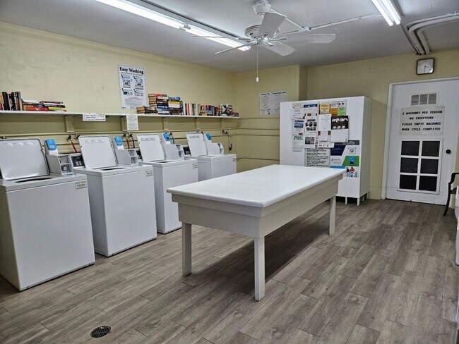 Building Photo - Seasonal Short-term 2 Bedroom 2 Bathroom Condo located on Venice Island with beach access!