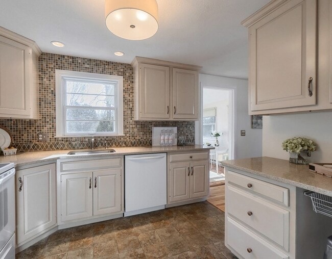 Building Photo - 438 Old Bedford Rd