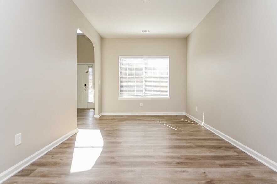 Building Photo - 692 Emporia Loop