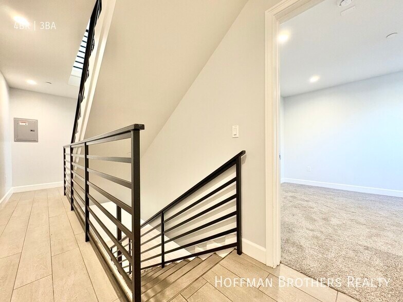 Building Photo - 6032 Romaine St