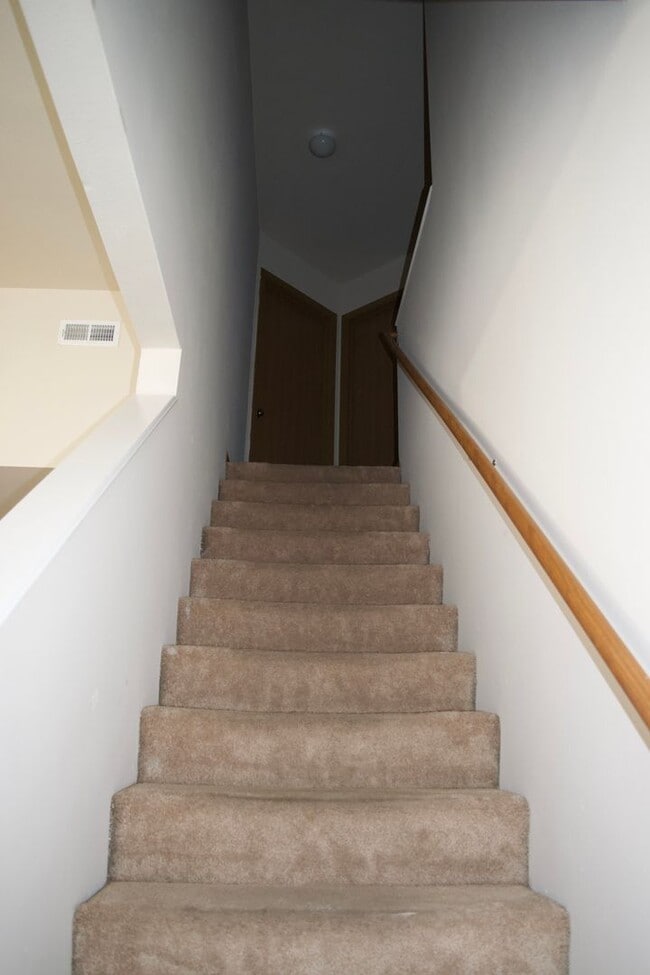 Building Photo - Nice 4 Bed 3 Bath Duplex!