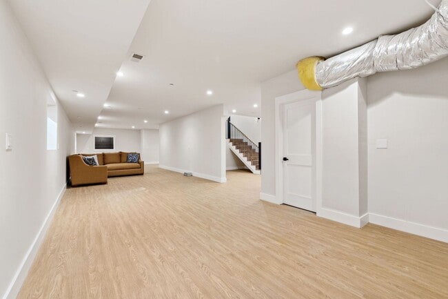 Building Photo - $11,995 - Stunning Executive Estate in Willow Glen