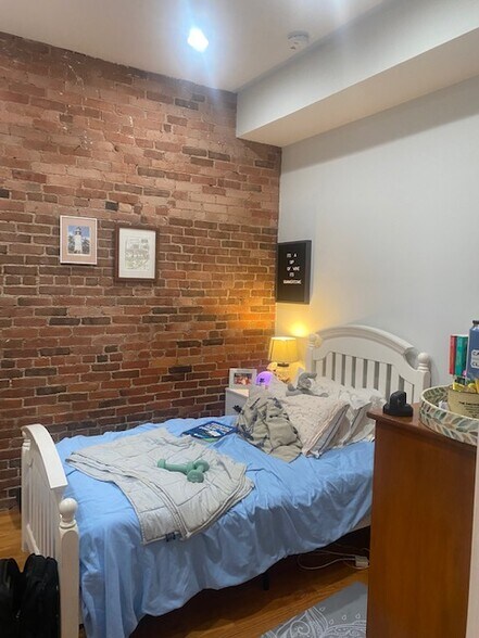 Building Photo - 1087 Beacon St