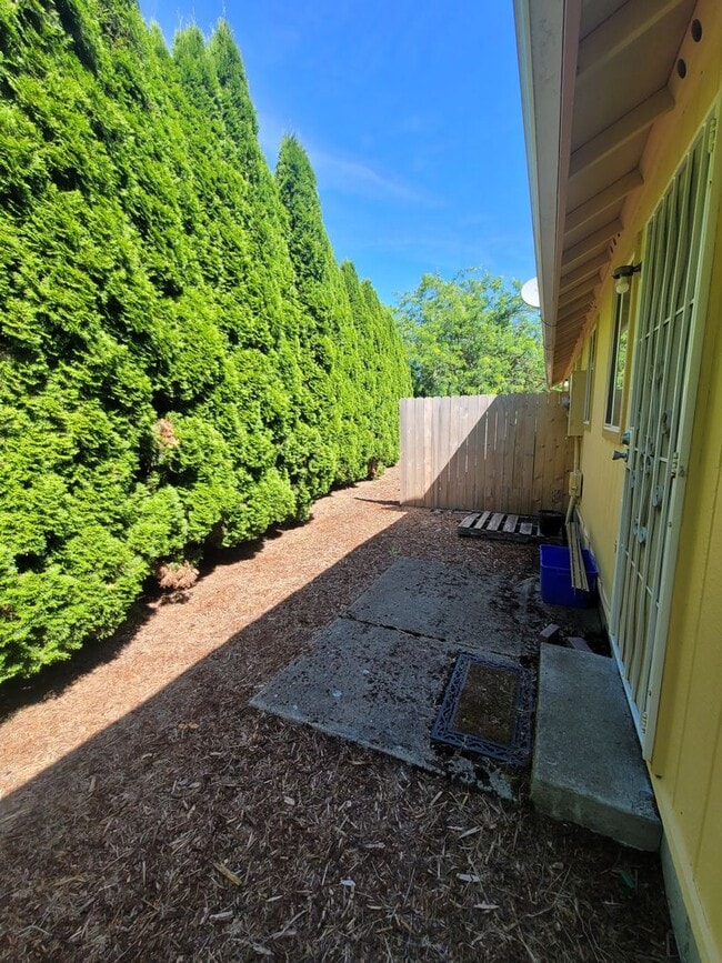 Building Photo - 2 Bedroom Condo Available in Thurston