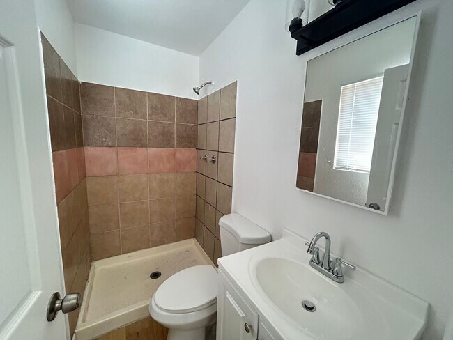 Building Photo - No HOA! 3 Bedroom 2 Bathroom House!