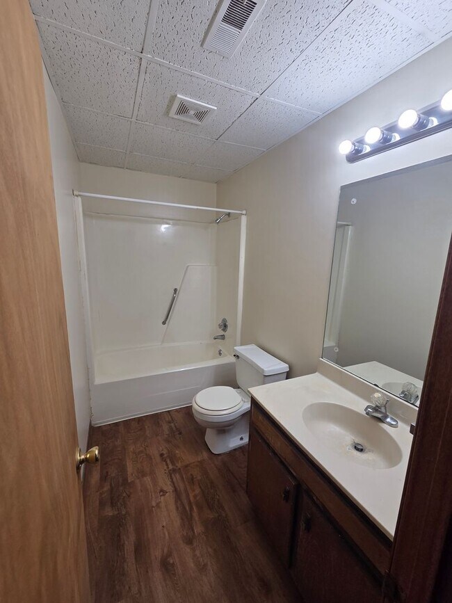 Building Photo - Large 1-Bedroom Apartment with Washer/Dryer Hookups
