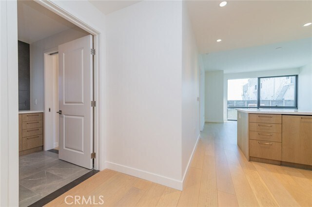 Building Photo - 400 S Broadway