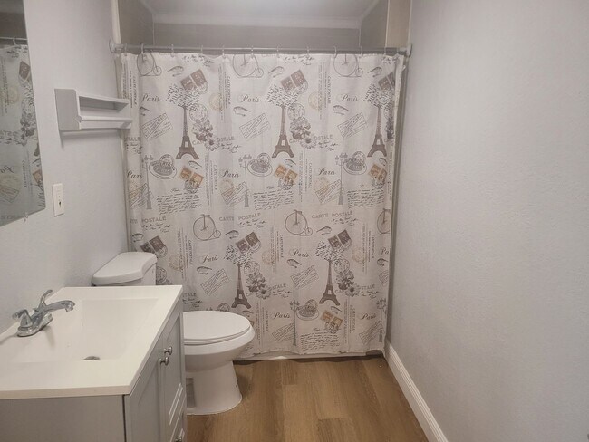 Building Photo - 1320 S Oleander Ave