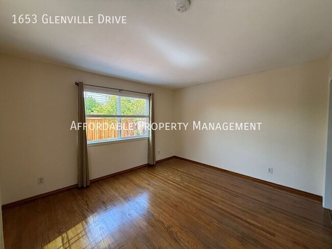 Building Photo - 1653 Glenville Dr