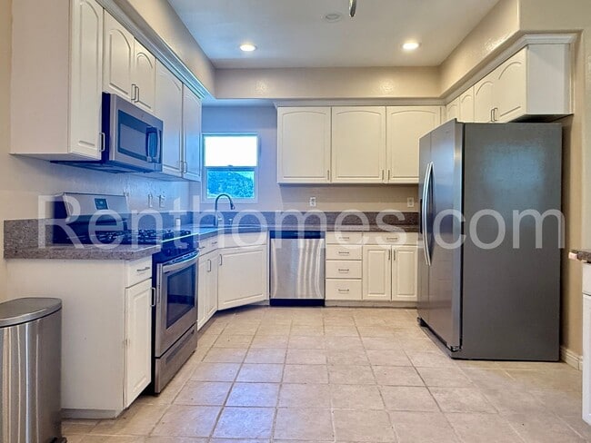 Building Photo - 2065 Cherokee Ln