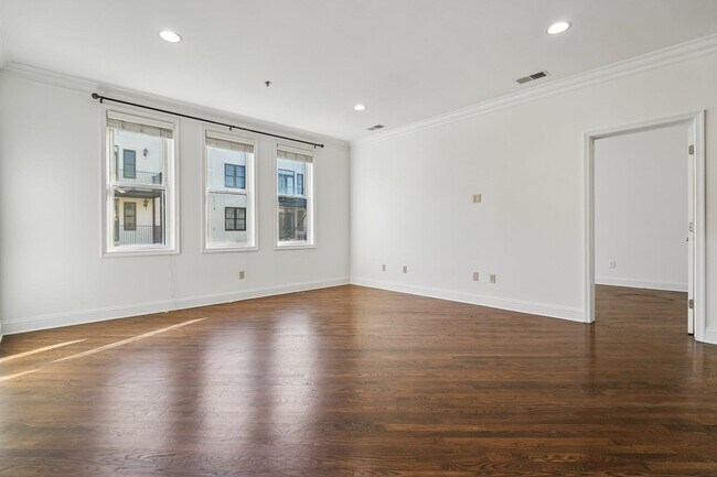 Building Photo - 915 Madison St