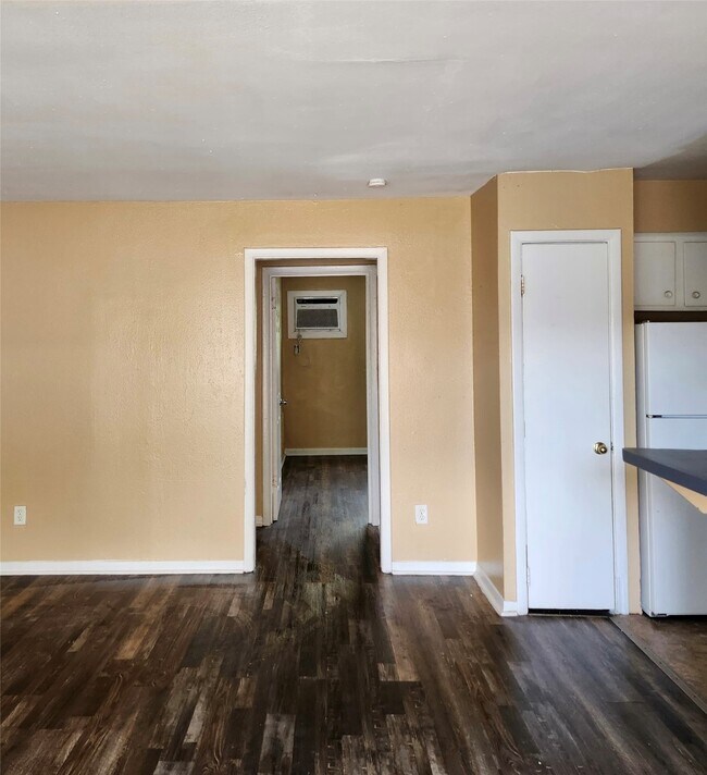 Building Photo - 6518 Sloan St