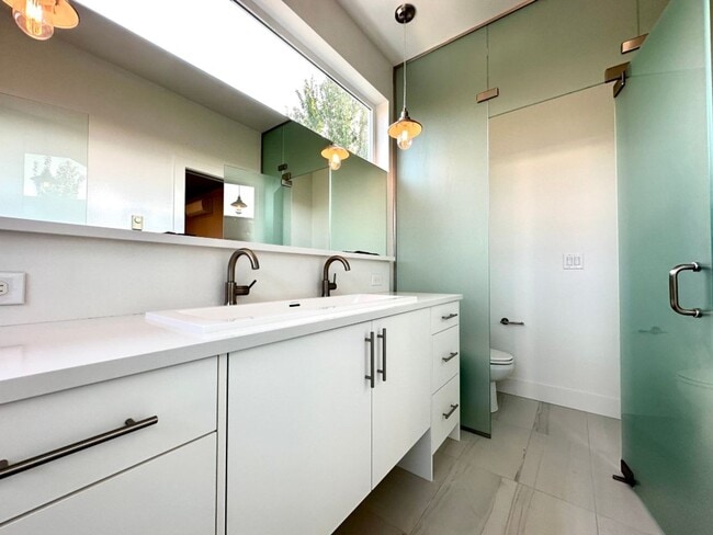 Building Photo - 2Bd/2.5Ba Kirkland Townhouse