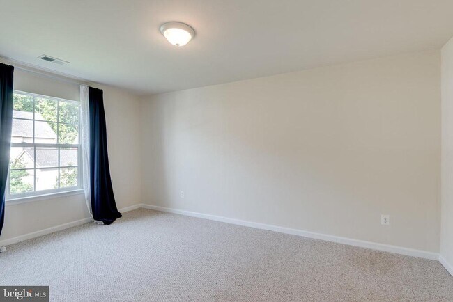 Building Photo - 10424 Goldenrod Dr