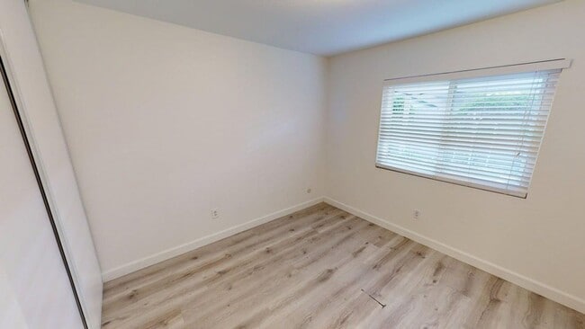 Building Photo - Spacious and beautifully updated 4 bedroom home available for long or short term lease.