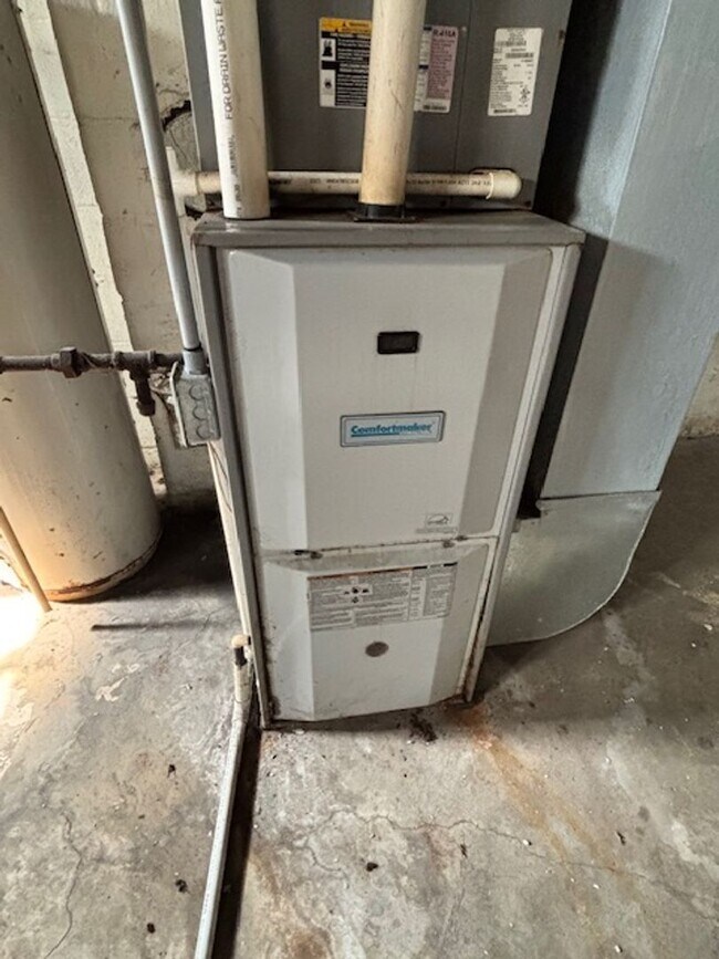 Building Photo - 925 Stanley Ave