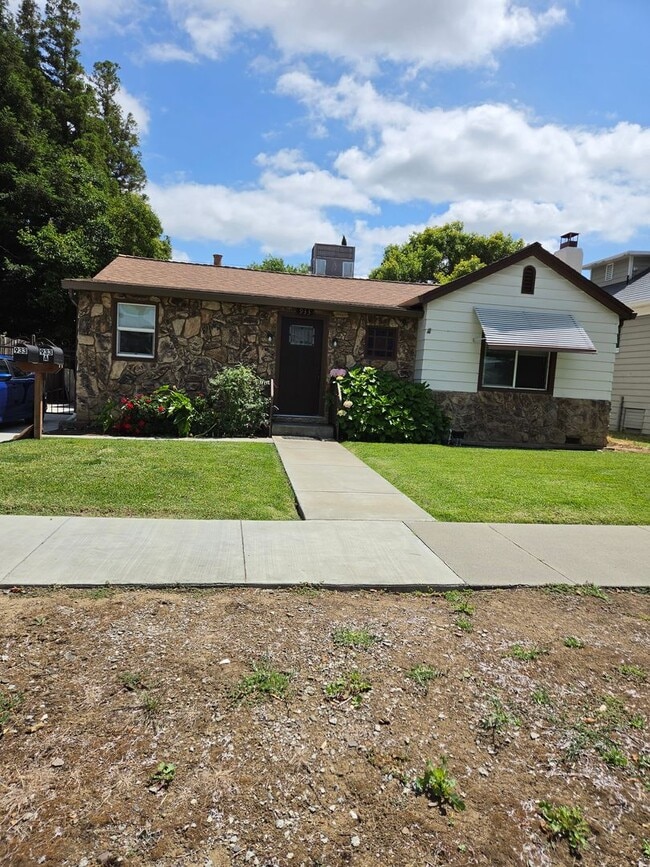 Building Photo - 933 Delaware St