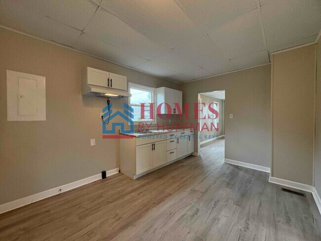 Building Photo - Two Bedroom House | Updated | Deposit Special