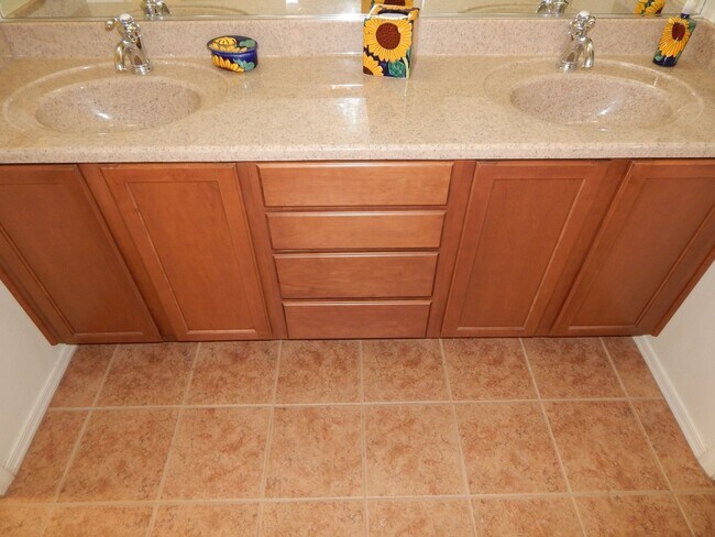 Building Photo - 4 Bedrooms - Gated Community in Oro Valley