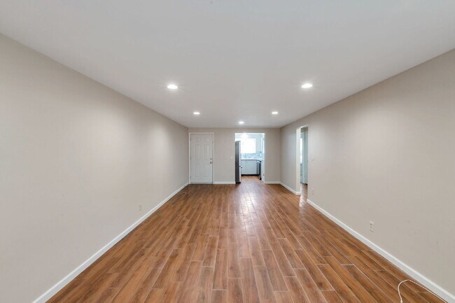 Building Photo - Sugarhouse -  2 Bed 1 Bath 1 Covered Parking
