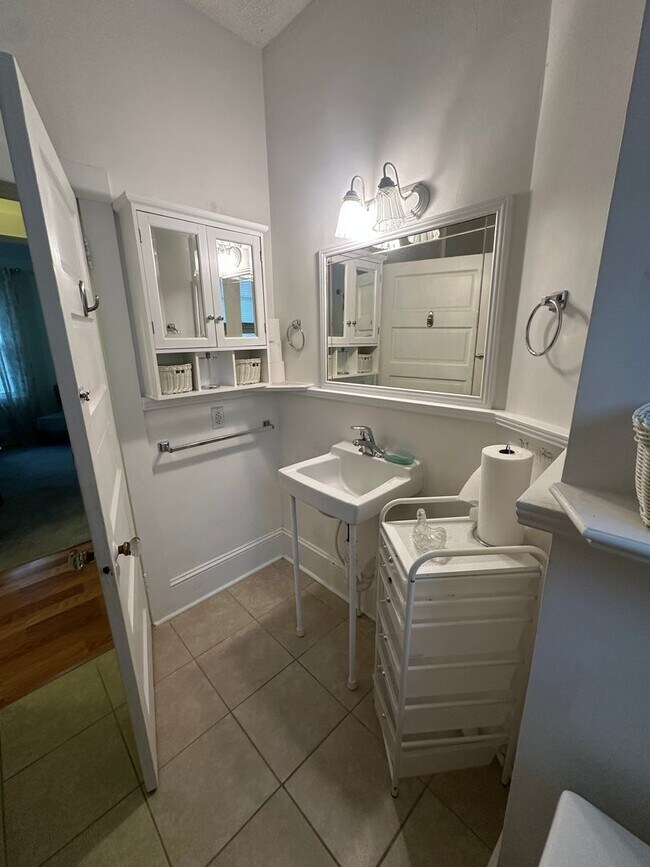 Building Photo - Charming 1 Bedroom, 1 Bath Furnished Or Unfurnished Home Available for Rent with Flexible Lease T...