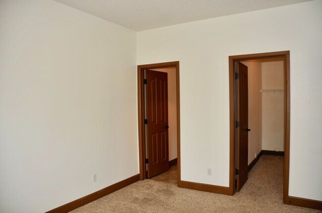Building Photo - 3 bed 2.5 bath Townhome with A/C & gas fireplace