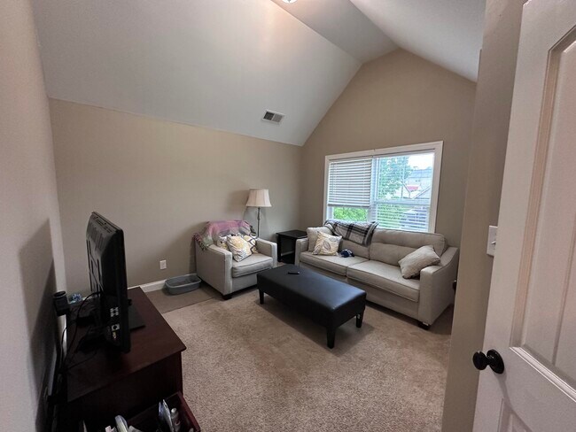Building Photo - 1440 Summit Way