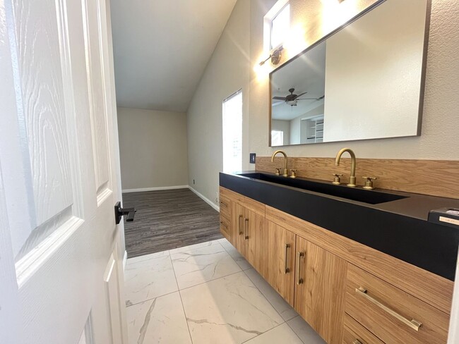 Building Photo - 4 bedroom, 2.5 bathroom home in a gated Riverside community!