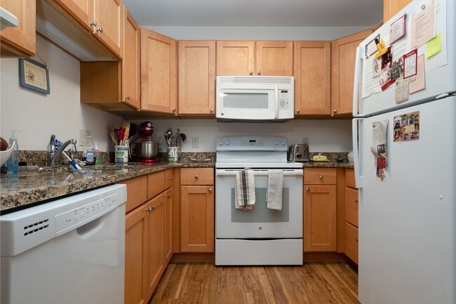 Building Photo - 2 bed, 2 bath independent senior living (55+ years of age) heat, hot water, & electricity include...