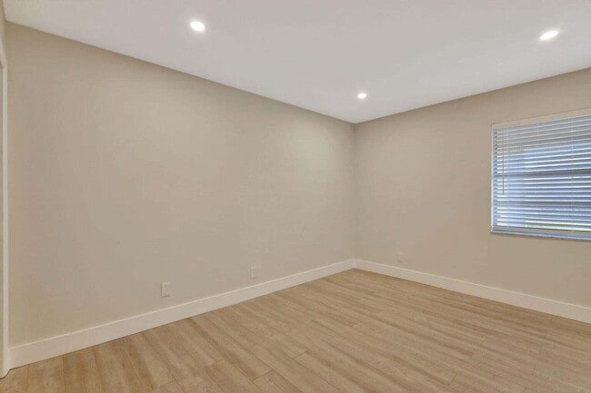 Building Photo - 802 Burgundy Q