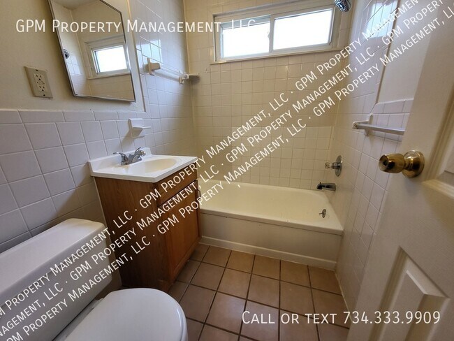 Building Photo - 2310 Deerfield Ct