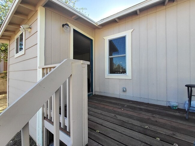 Building Photo - Adorable 2 bed / 1 bath with amazing yard