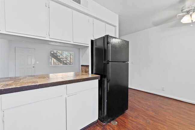 Building Photo - 2-Bedroom 1st-Floor Apartment – Move In Today!