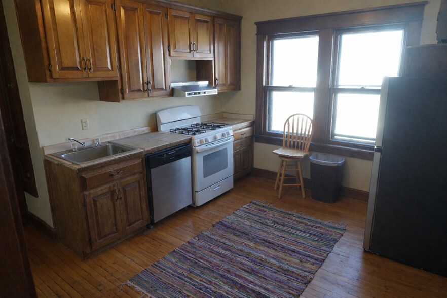 Building Photo - 3284 N Oakland Ave