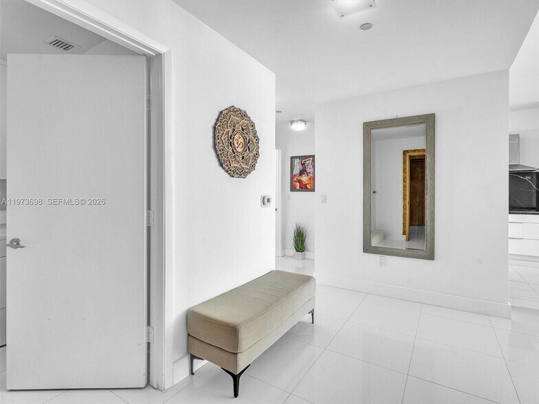 Building Photo - 2020 N Bayshore Dr