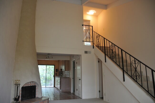 Building Photo - Villa de Montecito