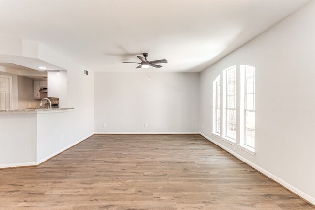 Building Photo - 10816 Briar Forest Dr