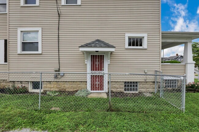 Building Photo - 418 Townsend Ave