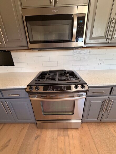 Gas, stainless steel appliances - 3414 Winged Foot Ct