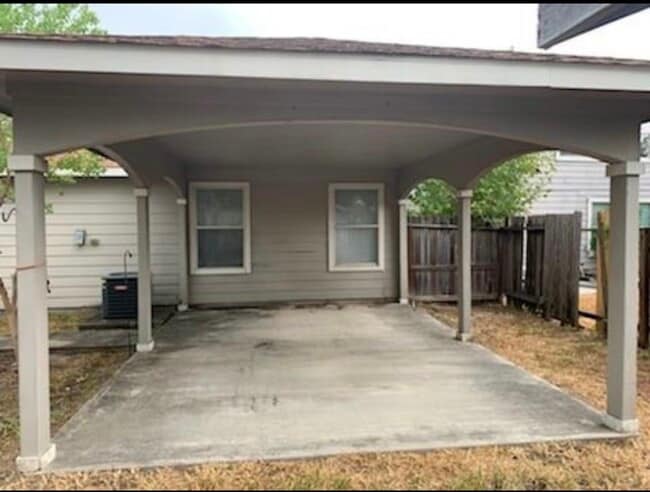 Building Photo - 15823 Regal Trace Ln