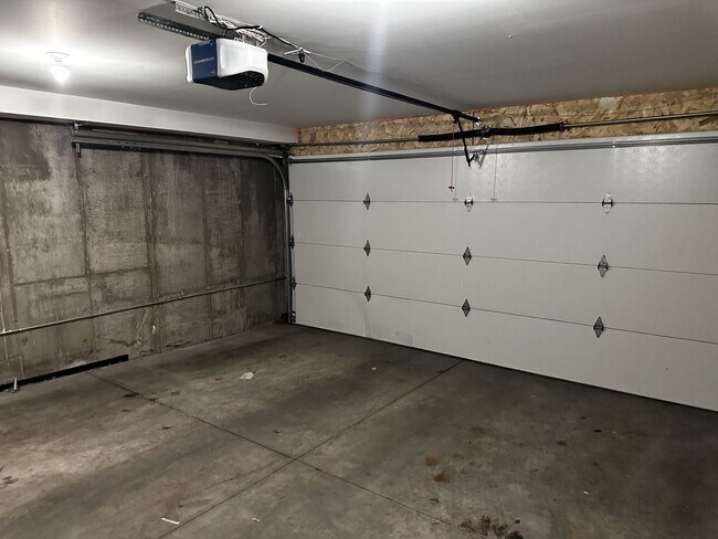 Building Photo - Available Early March!!  Briaght and light with fantastic Views!!