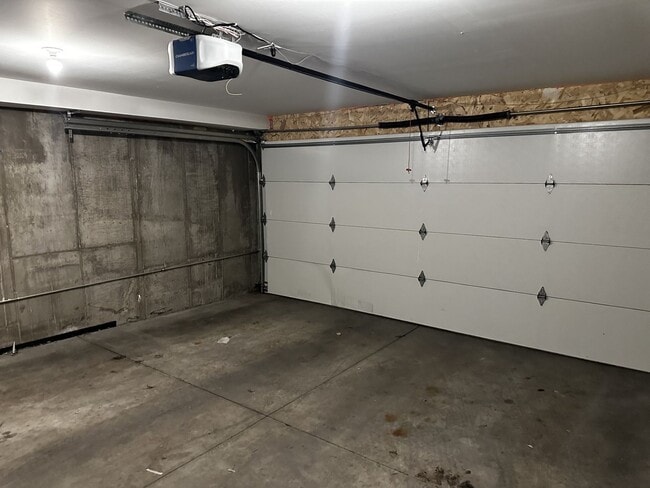 Building Photo - Available Early March!!  Bright and light with fantastic Views!!