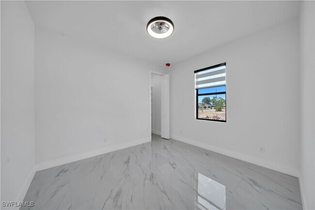 Building Photo - 903 NE 23rd St