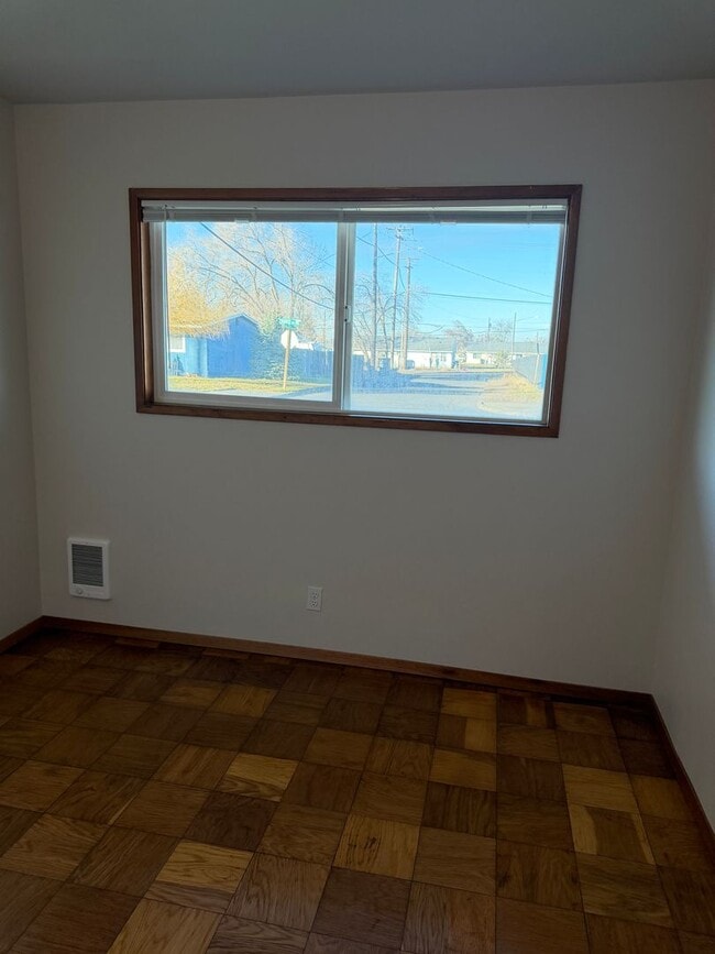 Building Photo - 3 Bedroom Home, Fully Updated