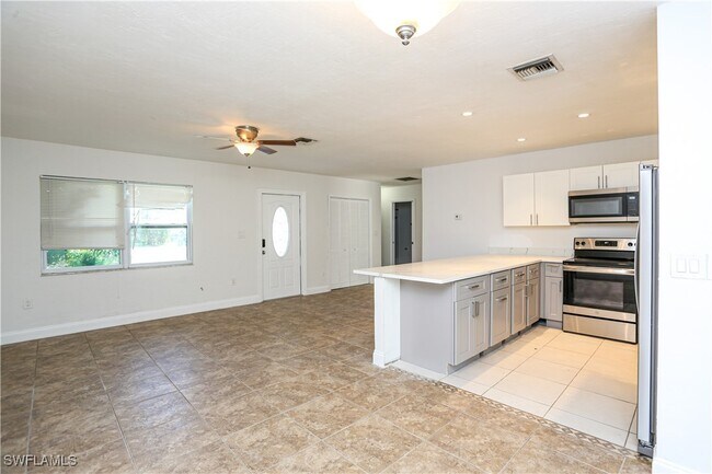 Building Photo - 861 San Remo Ave