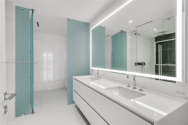Building Photo - 300 Biscayne Blvd Way