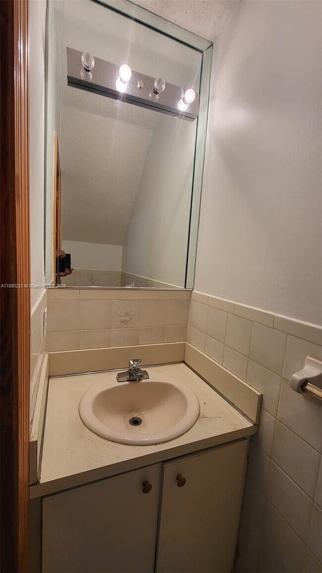 Building Photo - 2319 W 60th St