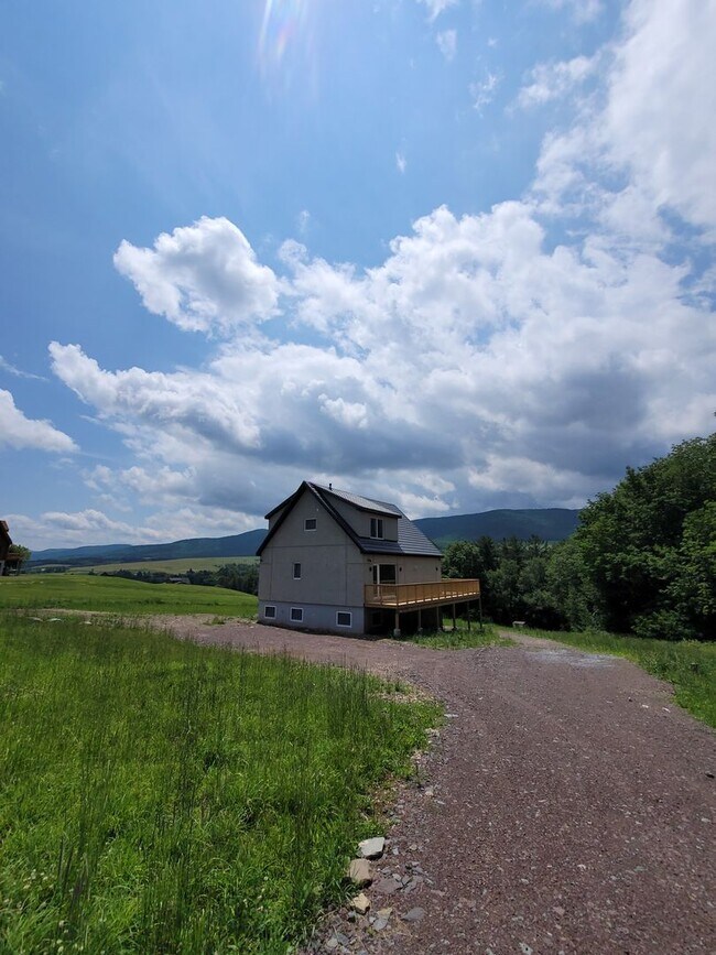 Building Photo - Luxury 5-Bedroom Retreat on 6.5 Acres — Furnished or Unfurnished — Flexible Lease