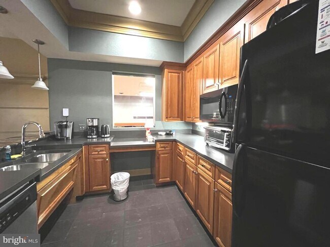 Building Photo - 4852 Eisenhower Ave