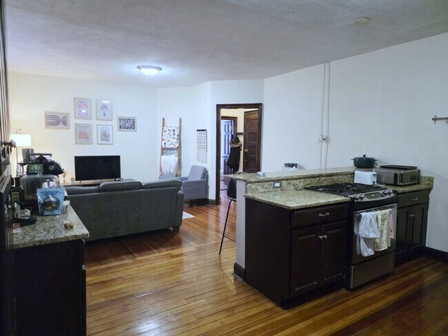 Building Photo - WOW!  LANDLORD PAYS BROKER FEE!!  UPDATED 3.5 BED/2 BATH IN PRIME COOLIDGE CORNER LOCATION
